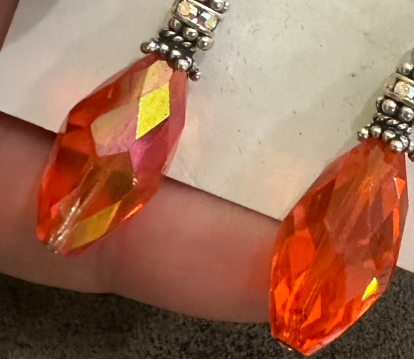 Orange, orange, orange! What a vivid pair of earrings!-